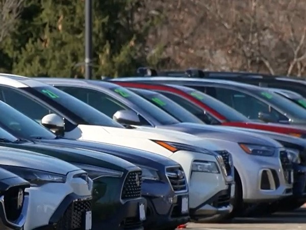 Ông Trump xem xét miễn trừ thuế ô tô nhập khẩu để các hãng có thời gian chuyển nhà máy về Mỹ