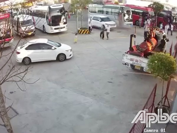 Bé gái bị ô tô tông tử vong tại trạm dừng chân cao tốc