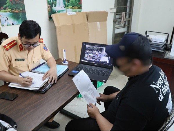 Hà Nội: tài xế xe máy ngỡ ngàng bị phạt nguội