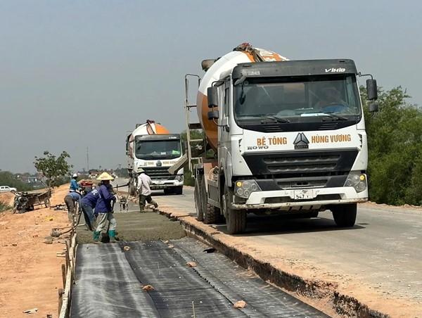 Huyện Phú Xuyên đẩy nhanh tiến độ thi công dự án mở rộng 16,611km đê sông Hồng
