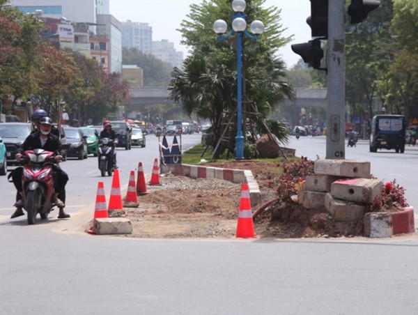 Xén vỉa hè để giảm ùn tắc: giải pháp tạm thời giúp tránh xung đột giao thông