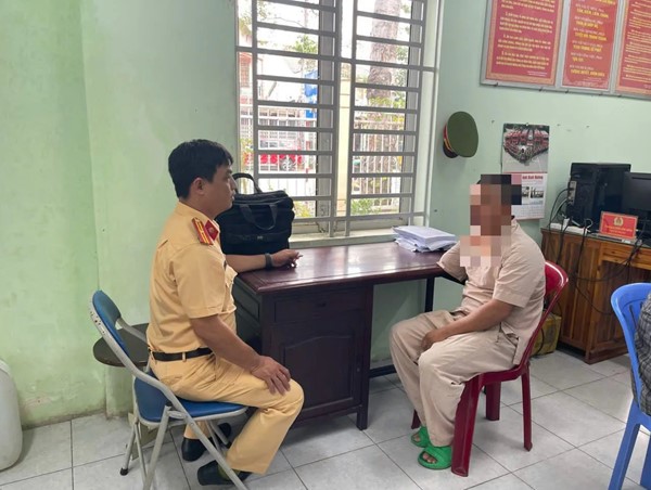 Xử phạt, tịch thu phương tiện của người đàn ông khuyết tật, đi xe như “diễn xiếc”