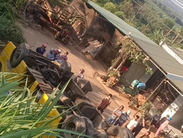 Gia Lai: xe ô tô chở học sinh bị lật, nhiều người bị thương