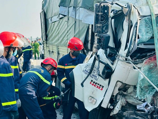 Thanh Hóa: 2 xe tải va chạm trên cao tốc, 2 người tử vong trong cabin