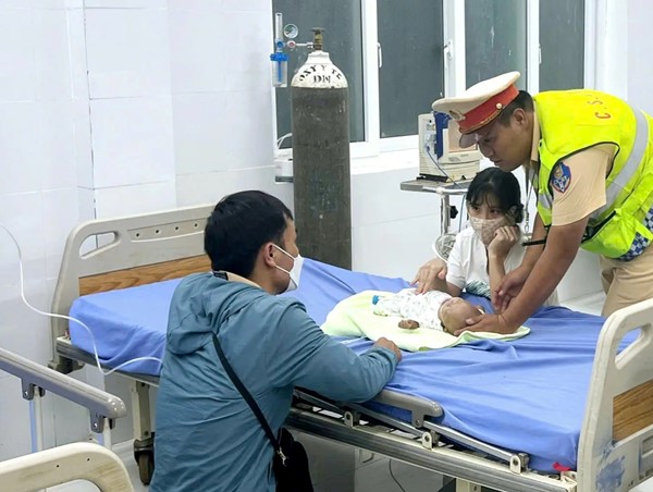 CSGT Công an tỉnh Đắk Nông hỗ trợ cấp cứu kịp thời cháu bé 4 tháng tuổi