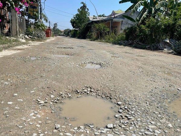 “Mượn” đường nhưng chậm hoàn trả, dân khổ sở vì ổ gà và bụi bặm