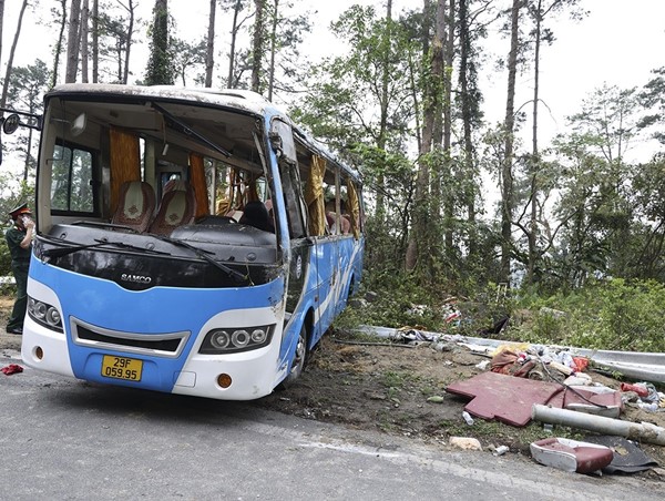 Khẩn trương điều tra, làm rõ nguyên nhân vụ lật xe khách tại Tam Đảo