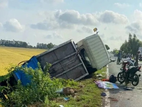 Xe chở rác va chạm 2 xe máy, 3 người tử vong