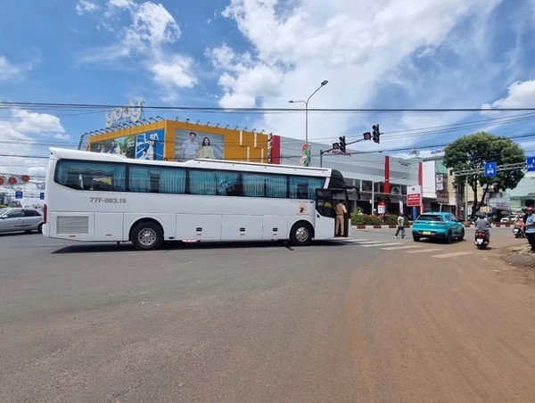 Người phụ nữ bị ô tô tông tử vong khi đi bộ qua đường