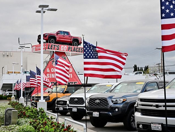 Ông Trump ký sắc lệnh giảm thuế nhập khẩu ôtô và phụ tùng