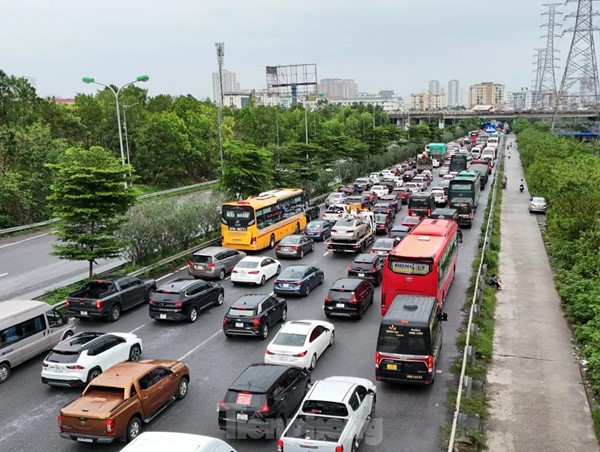 Người dân ùn ùn trở về Thủ đô sau kỳ nghỉ lễ