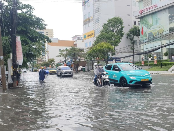 Cần Thơ: nhiều tuyến đường ngập sâu do mưa lớn