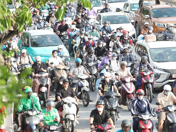 Sau kỳ nghỉ lễ 30/4 - 1/5, hàng vạn người dân trở lại Thủ đô, áp lực giao thông tăng cao
