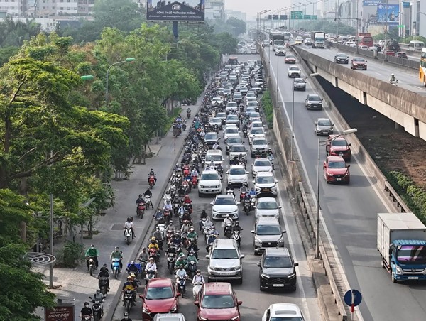 Đường phố Hà Nội lại đông đúc người và phương tiện sau kỳ nghỉ lễ 30/4 - 1/5