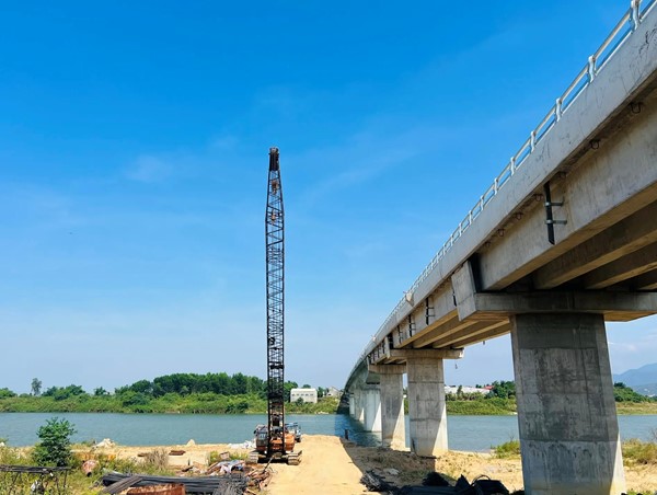 Mặt bằng cản tiến độ công trình cầu Văn Ly ở Quảng Nam