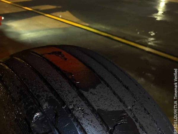 Tàu bay Vietjet trượt khỏi tim đường băng, hỏng hai lốp sau khi hạ cánh