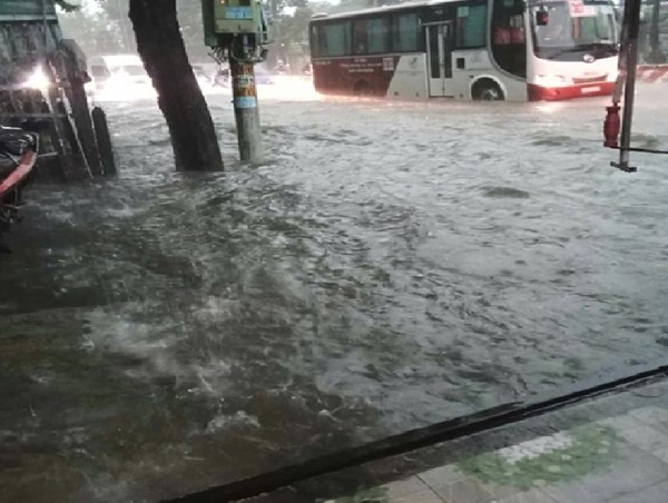 Mưa lớn sáng 10/5 gây ngập sâu nhiều tuyến đường ở Bình Dương 