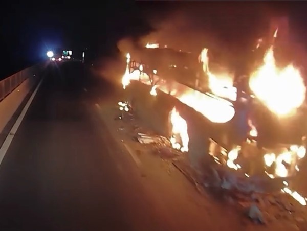 Xe giường nằm bốc cháy dữ dội khi đang chạy trên cao tốc 