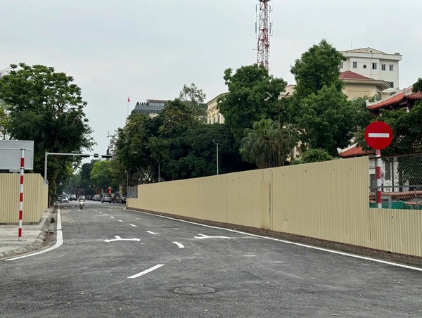 Rào chắn thi công ga ngầm trên đường Trần Hưng Đạo