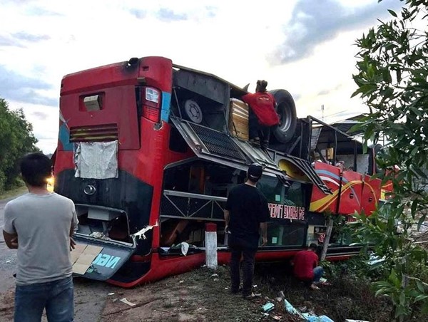 Xe khách lật ngửa bên quốc lộ lúc rạng sáng