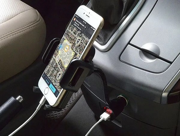 Sạc pin iPhone trong ô tô tiềm ẩn nhiều rủi ro