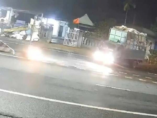 Xe máy chạy tốc độ cao tông cột biển báo, 2 người bị thương