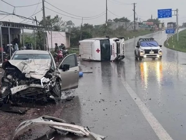 Đắk Nông: xe cứu thương va chạm với xe con làm 4 người bị thương