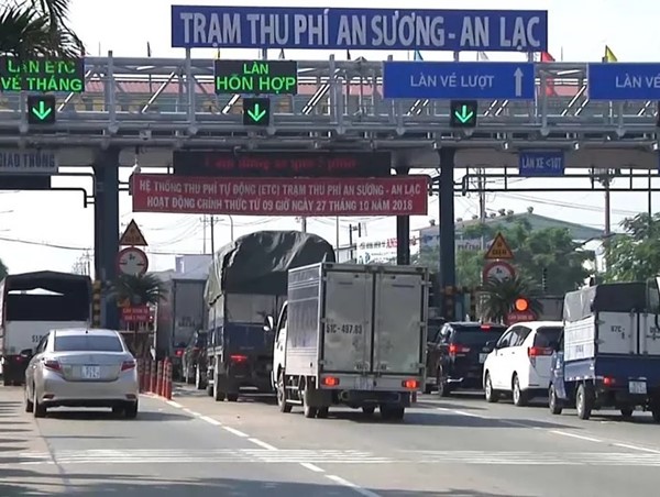 Hà Nội: gắn thẻ đầu cuối trên phương tiện miễn thu phí phục vụ thanh toán điện tử giao thông