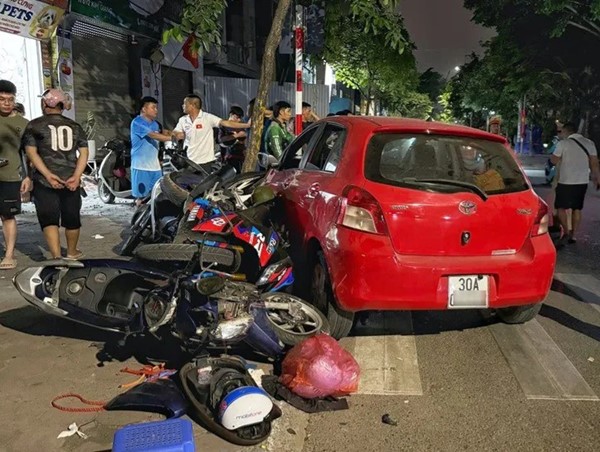 Đình chỉ Trưởng Công an xã liên quan vụ ô tô đâm liên hoàn trên đường Kim Giang