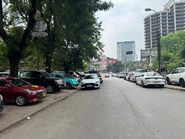 Công ty hết phép vẫn chiếm giữ vỉa hè, lòng đường để trông xe