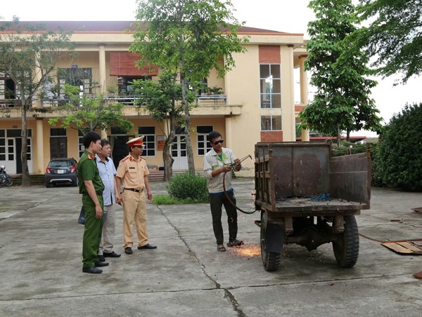 Nam Định: hàng trăm xe 3 bánh, 4 bánh tự chế bị tháo dỡ