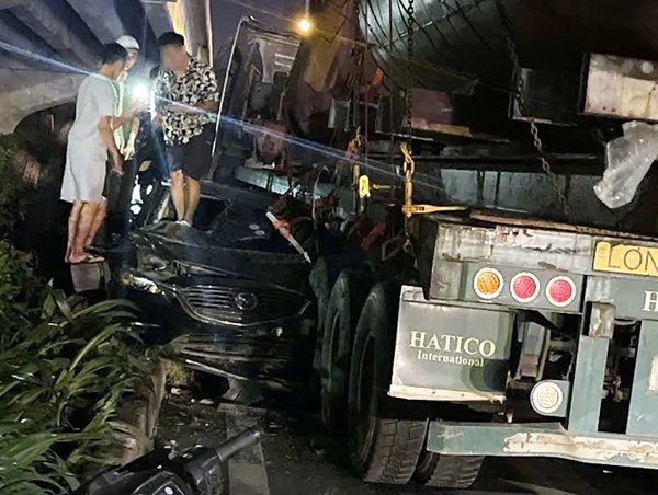 Ô tô con biến dạng sau va chạm với xe đầu kéo