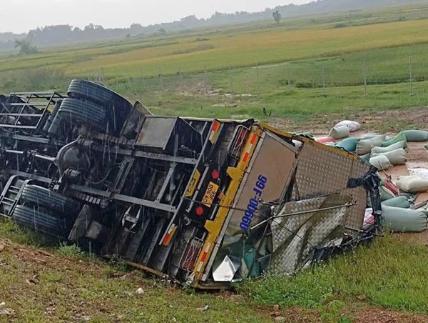 Xe tải mất lái, lật nghiêng trên cao tốc Bắc - Nam