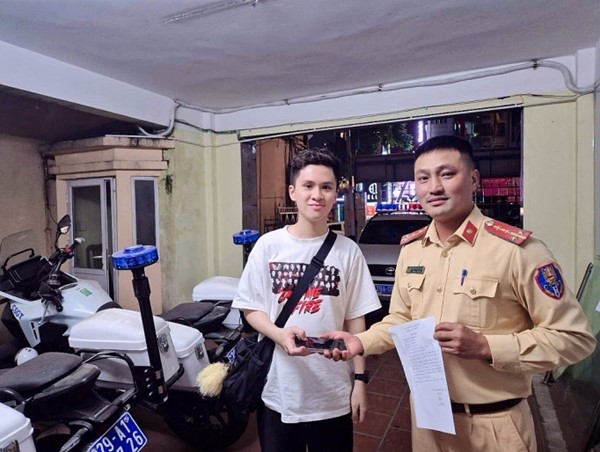 Nhặt được điện thoại đắt tiền, người phụ nữ giao lại cho CSGT tìm người đánh rơi