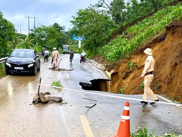 "Hố tử thần" xuất hiện trên quốc lộ sau trận mưa lớn