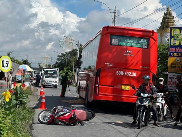 Cô gái trẻ tử vong sau va chạm xe khách