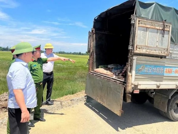 Hà Tĩnh: phát hiện xe ô tô chở hơn 1 tấn sản phẩm bốc mùi