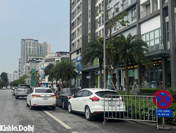 Nhức nhối tình trạng lấn chiếm lòng đường, vỉa hè làm nơi kinh doanh tại Cầu Diễn 