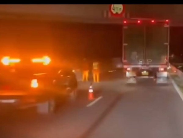 Người đàn ông nhảy từ cầu vượt xuống đường cao tốc