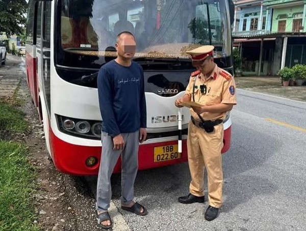 Tài xế ô tô khách chạy ngược chiều tốc độ cao giữa mưa lớn