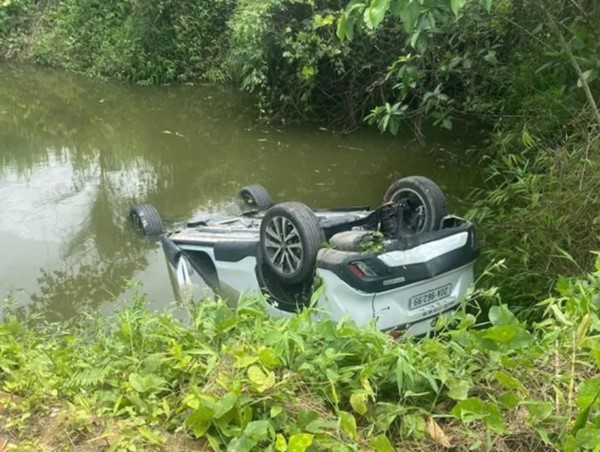 Thái Nguyên: người phụ nữ tử vong trong ô tô lật ngửa dưới ao 