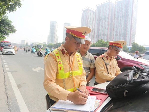 Xây dựng văn hóa giao thông: Không chỉ trông chờ vào xử phạt