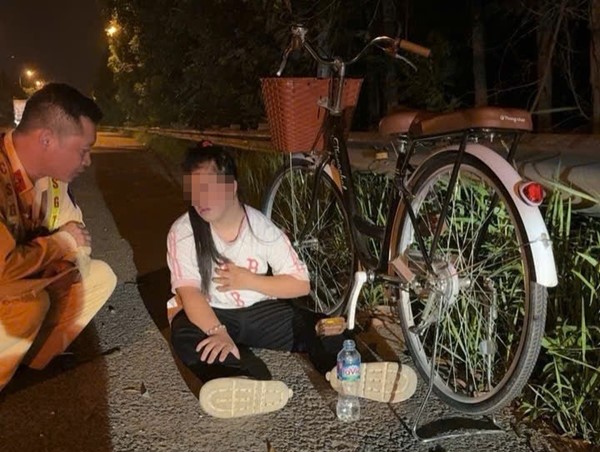 Giúp đỡ cháu gái có hoàn cảnh đặc biệt đi xe đạp lạc vào cao tốc lúc trời tối