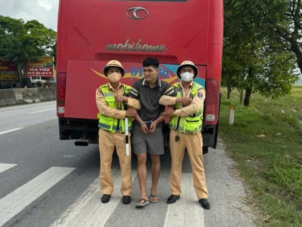 Bắt kẻ dùng dao cướp cửa hàng tạp hoá ở Hà Nội