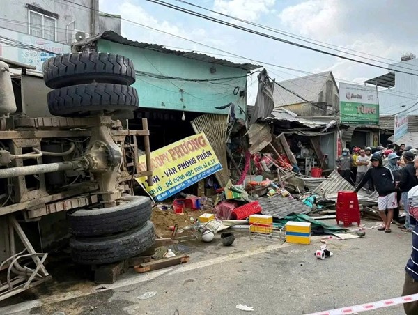 Tai nạn giao thông nghiêm trọng trên quốc lộ, nhiều người thương vong