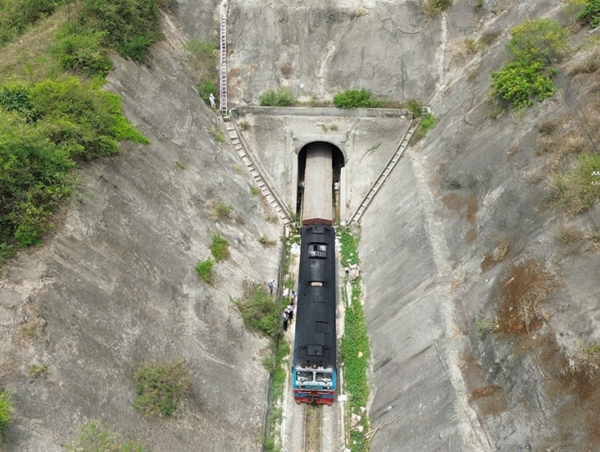 Ngành đường sắt Việt Nam lần đầu áp dụng điện mặt trời tại hầm Đèo Cả