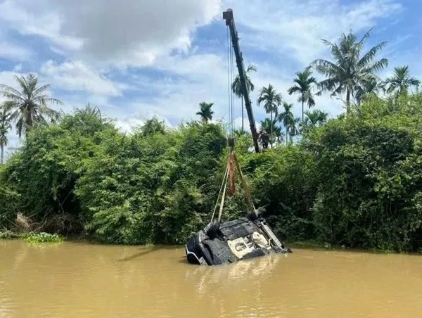 Ô tô rơi xuống sông, 2 ông cháu may mắn thoát chết