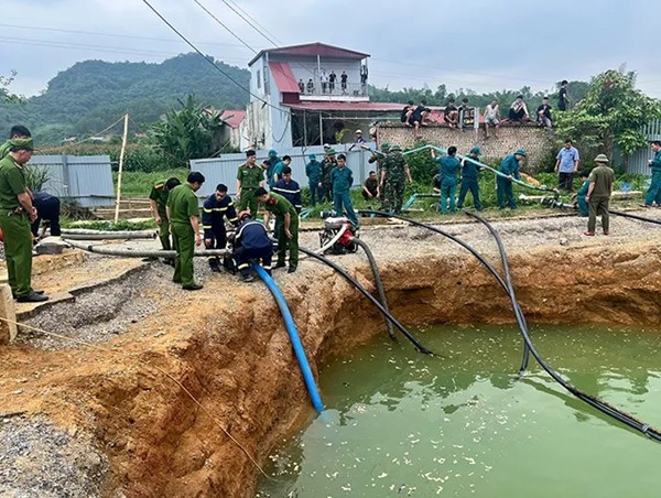 Dùng máy bơm dã chiến, camera chuyên dụng tìm người lao xuống “hố tử thần” tại Bắc Kạn