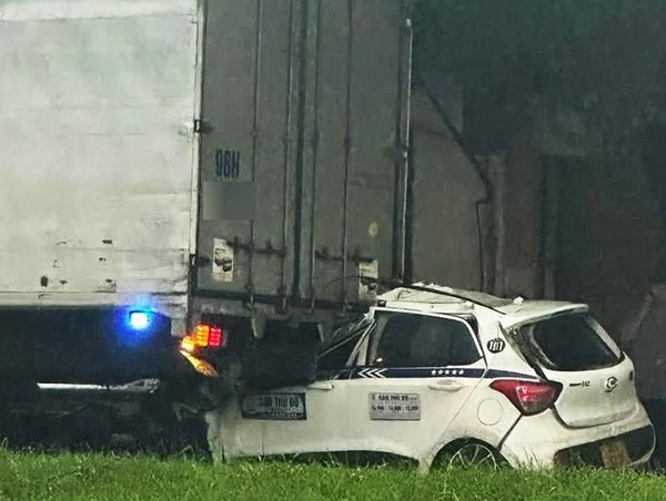 Taxi tông ô tô tải dừng ven đường, tài xế tử vong tại chỗ