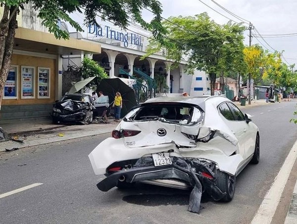 Ô tô gây tai nạn liên hoàn